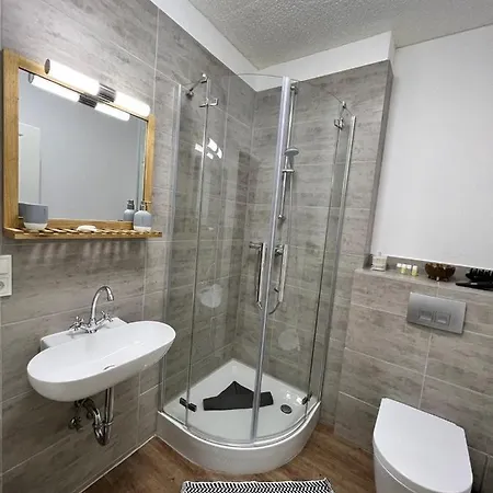O&w Mit Pool Naehe Nuerburgring, Guest house